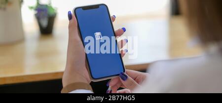 CHIANG mai, THAÏLANDE - 13 MARS 2020 : femme tenant iPhone avec écran Linkedin. LinkedIn est une application mobile pour la recherche d'emploi Banque D'Images