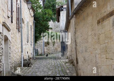 Saint-Émilion, FRANCE. 5 septembre 2017. Village de Saint-Émilion - Patrimoine mondial de l'UNESCO avec ses églises romanes et ses ruines fascinantes Banque D'Images