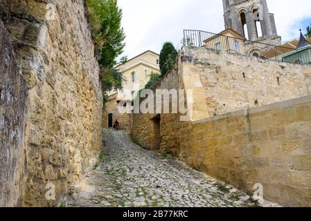 Saint-Émilion, FRANCE. 5 septembre 2017. Village de Saint-Émilion - Patrimoine mondial de l'UNESCO avec ses églises romanes et ses ruines fascinantes Banque D'Images