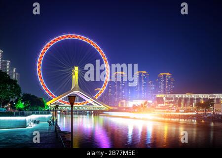 Scène de nuit paysage urbain de grande roue,Tianjin Tianjin yeux dans twilight time.plus moderne et populaire monument à Tianjin city. Banque D'Images