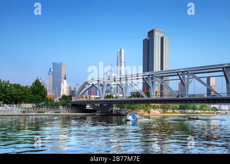 Paysage urbain le long de la rivière Haihe, Tianjin, Chine. Banque D'Images