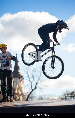 Lviv, Ukraine - 12 mars 2020: Jeune homme faisant des tours sur un vélo BMX. Vélos pour adolescents dans un parc de patinage et de vélo urbain Banque D'Images