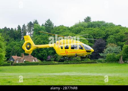 East Anglian Air Ambulance à l'urgence dans beaucoup Hadham, Hertfordshire. ROYAUME-UNI Banque D'Images