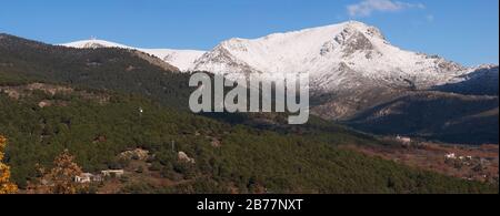 Vue panoramique sur les montagnes du parc national de Guadarrama à Madrid. Montagnes enneigées, Alto de las Guarramillas (Bola del Mundo) et Maliciosa Banque D'Images