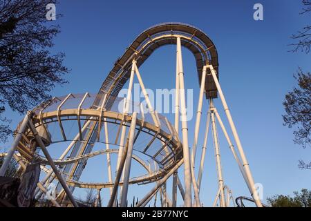 détail de la piste de montagnes russes incurvées au coucher du soleil Banque D'Images