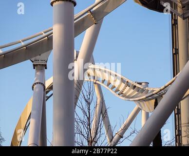 détail de la piste de montagnes russes incurvées au coucher du soleil Banque D'Images