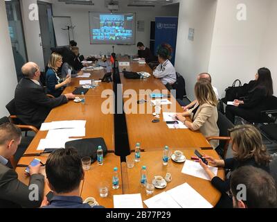 (200314) -- SARAJEVO, le 14 mars 2020 (Xinhua) -- la photo prise avec le téléphone portable le 13 mars 2020 montre que des responsables de la santé et des experts estoniens assistent à une conférence vidéo avec des responsables chinois de la santé, des experts et leurs homologues des pays d'Europe centrale et orientale (CEE) à Sarajevo, en Bosnie-Herzégovine. (Xinhua/Zhang Xiazhi) Banque D'Images