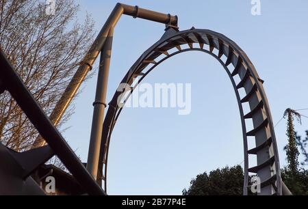 détail de la piste de montagnes russes incurvées au coucher du soleil Banque D'Images