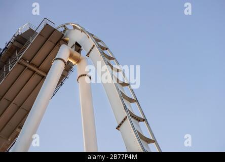 détail de la piste de montagnes russes incurvées au coucher du soleil Banque D'Images