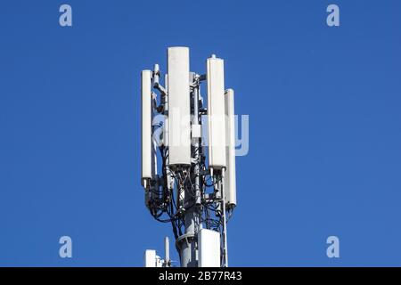 Tour de télécommunication cellulaire de 4 G et 5 G. Station de base du site cellulaire. Émetteur d'antenne de communication sans fil. Tour de télécommunication avec Banque D'Images