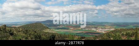 Mont Gilboa, où le roi Saül est tombé, vue du sommet de la montagne à la vallée d'Israël Banque D'Images