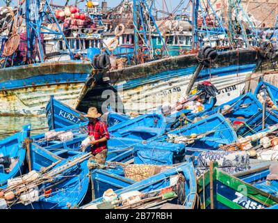 Les bateaux de pêche bleus dans le port / port d'Essaouira, Maroc Banque D'Images