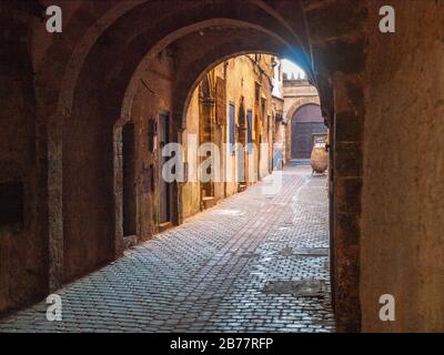 Allée et arches dans la médina, Essaouira, Maroc Banque D'Images