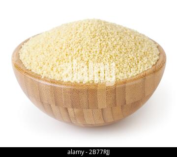 Couscous en bol en bois isolé sur fond blanc avec clipping path Banque D'Images