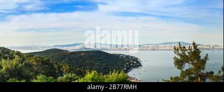 Vue panoramique sur l'île de Buyukada avec le paysage urbain d'Istanbul depuis le sommet de la colline. Buyukada est la plus grande des îles Princes d'Istanbul, en Turquie. Banque D'Images