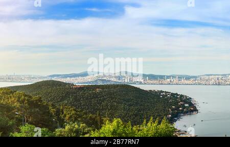 Vue sur l'île de Buyukada avec le paysage urbain d'istanbul depuis le sommet de la colline. Buyukada est la plus grande des îles Princes d'istanbul, en Turquie. Banque D'Images