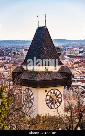 Site touristique d'Uhrturm avec vue sur le paysage urbain de Graz, région de Styrie en Autriche Banque D'Images