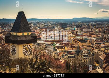 Site touristique d'Uhrturm avec vue sur le paysage urbain de Graz, région de Styrie en Autriche Banque D'Images