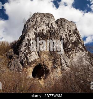 Père et nun, monument naturel de la roche calcaire de masse avec Gruermannshoehle, Iserlohn, Sauerland, Rhénanie-du-Nord-Westphalie, Allemagne Banque D'Images