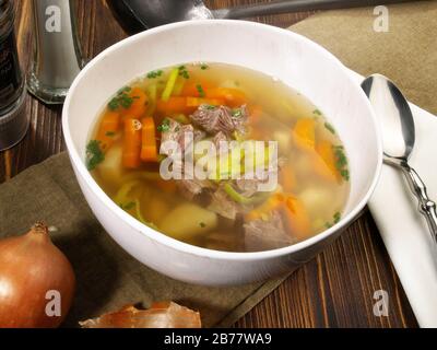 Soupe de bœuf aux os avec légumes et épices Banque D'Images