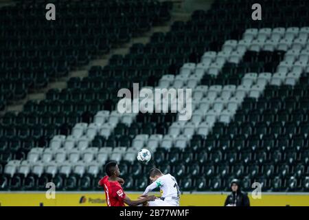 Mönchengladbach, Allemagne, Borussiapark, 11.03.2020: Jhon Cordoba de Koeln (L) saute pour un en-tête contre Stefan Lainer de Moenchengladbach devant Banque D'Images