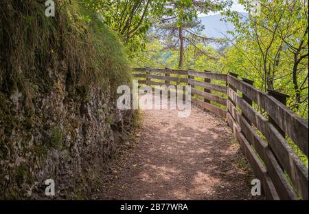 Route panoramique vers le Sanctuaire de San Romedio trentino, Trentin-haut-adige, nord de l'italie - Europe. Sentier panoramique sculpté dans la roche Banque D'Images