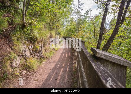 Route panoramique vers le Sanctuaire de San Romedio trentino, Trentin-haut-adige, nord de l'italie - Europe. Sentier panoramique sculpté dans la roche Banque D'Images