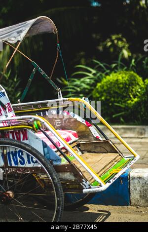 Transport traditionnel indonésien - becak (Tuk-Tuk) ou cycle Rickshaw, en attente pour les clients Banque D'Images