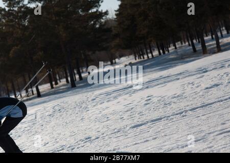 Skier sur la piste de ski Banque D'Images