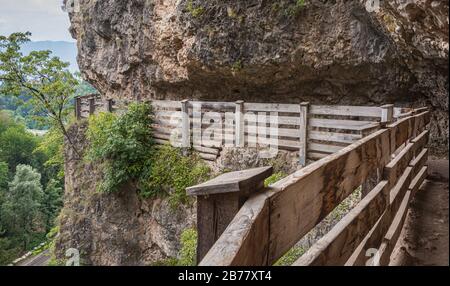 Route panoramique vers le Sanctuaire de San Romedio trentino, Trentin-haut-adige, nord de l'italie - Europe. Sentier panoramique sculpté dans la roche Banque D'Images