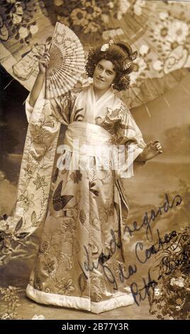 Une ancienne photographie signée de l'artiste Ida coates dans un costume oriental. Banque D'Images