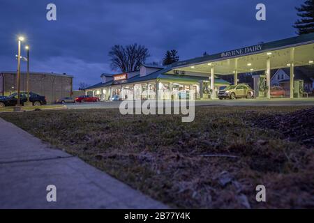 Whitesboro, New York - 13 mars 2020: Vue nocturne de Byrne Dairy and Deli magasin de proximité extérieur et secteur de station de gaz.. Banque D'Images