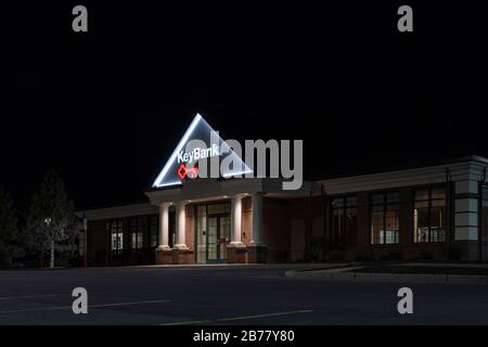 Fayetteville, New York - 09 mars 2020 : vue nocturne de la base de l'extérieur de l'édifice Key Bank. Banque D'Images