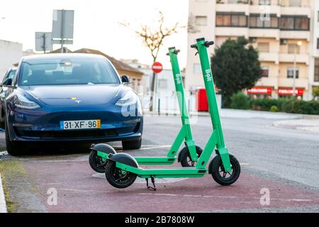 Faro, PORTUGAL: 16 FÉVRIER 2020 - scooters électriques verts de La compagnie De Boulon à louer garés sur la ville. Banque D'Images