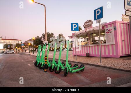 Faro, PORTUGAL: 16 FÉVRIER 2020 - scooters électriques verts de La compagnie De Boulon à louer garés sur la ville. Banque D'Images
