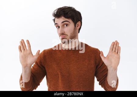Pas de problème, va s'en occuper. Confiant et sans ennui, gars de 25 s avec barbe, pouter et lever les mains, d'accord avec quelqu'un a perdu l'argument et Banque D'Images