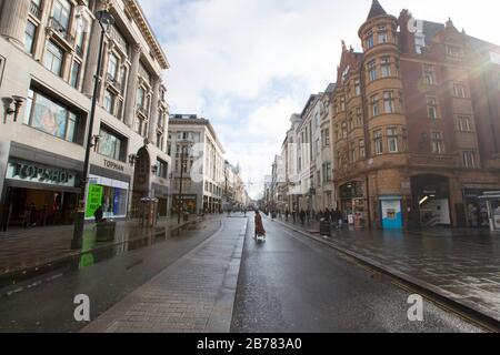 Une rue calme d'Oxford Street à Londres, après que le premier ministre ait déclaré que le Covid-19 « est la pire crise de santé publique d'une génération », et le plus grand scientifique du gouvernement a averti que jusqu'à 10 000 personnes au Royaume-Uni étaient déjà infectées. Banque D'Images