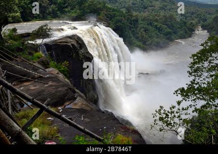 l'eau de l'athirapalement chute célèbre lieu touristique de kerala Banque D'Images