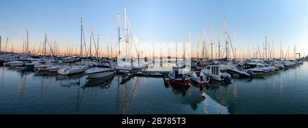 Bateaux de loisirs ancrés dans les quais de Vila Real Santo Antonio, Portugal. Banque D'Images