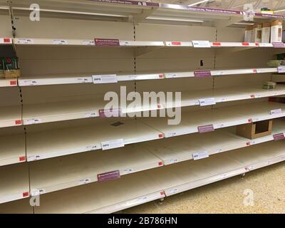 Videz les rayons alimentaires des supermarchés à Godalming, Surrey, Angleterre. La propagation du Coronavirus-Covid 19 a vu les stocks de pâtes séchées diminuer rapidement. Banque D'Images