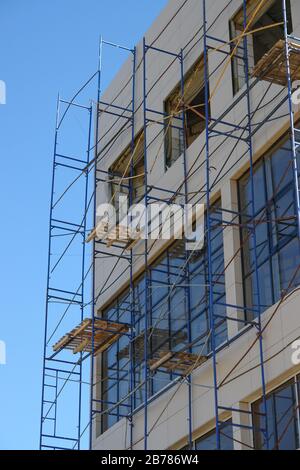 Échafaudage bâtiment rond avec ciel en arrière-plan. Banque D'Images