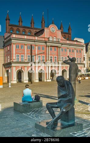 Mowenbrunnen (Fontaine De Mouettes), Statues De Waldemar Otto, 2001, Rathaus (Hôtel De Ville) À Neuer Markt À Rostock, Mecklembourg-Poméranie Occidentale, Allemagne Banque D'Images