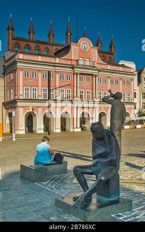 Mowenbrunnen (Fontaine De Mouettes), Statues De Waldemar Otto, 2001, Rathaus (Hôtel De Ville) À Neuer Markt À Rostock, Mecklembourg-Poméranie Occidentale, Allemagne Banque D'Images