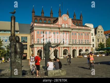 Jeunes à Mowenbrunnen (Fontaine de mouettes), statues de Waldemar Otto, 2001, Rathaus à Neuer Markt à Rostock, Mecklembourg-Poméranie-Occidentale Allemagne Banque D'Images