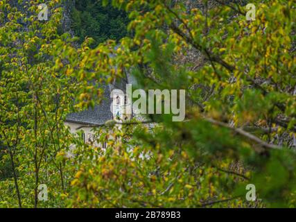 Sanctuaire de San Romedio dédié à Saint Romedius situé sur un éperon rocheux escarpé dans le paysage naturel du Val di non, Trentin-Haut-Adige Banque D'Images