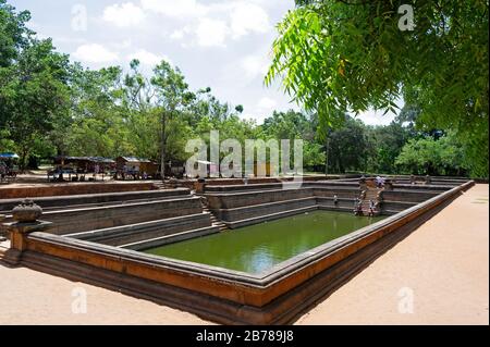 L'un des meilleurs spécimens de baignoires ou de piscines dans l'ancien Sri Lanka est la paire de piscines connue sous le nom de Kuttam Pokuna. Banque D'Images