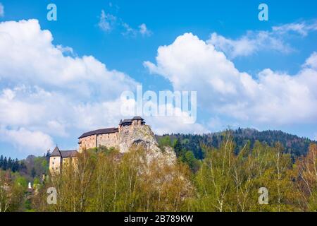 château d'orava de slovaquie. forteresse médiévale sur une colline dans un bel endroit en montagne. beau temps ensoleillé avec des nuages moelleux au printemps Banque D'Images