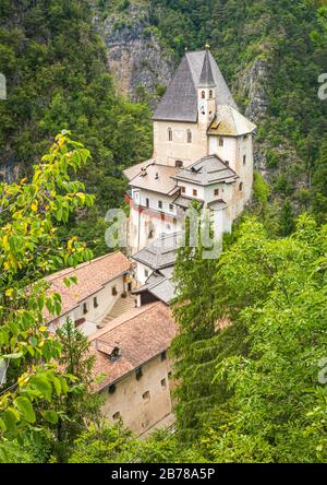 Sanctuaire de San Romedio dédié à Saint Romedius situé sur un éperon rocheux escarpé dans le paysage naturel du Val di non, Trentin-Haut-Adige Banque D'Images