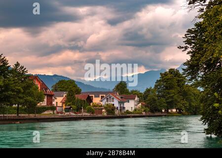 Rivière Aare dans la vieille ville d'Interlaken, important centre touristique dans les Hautes-terres bernoises, Suisse. Banque D'Images