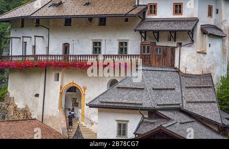 Sanctuaire de San Romedio dédié à Saint Romedius situé sur un éperon rocheux escarpé dans le paysage naturel du Val di non, Trentin-Haut-Adige Banque D'Images